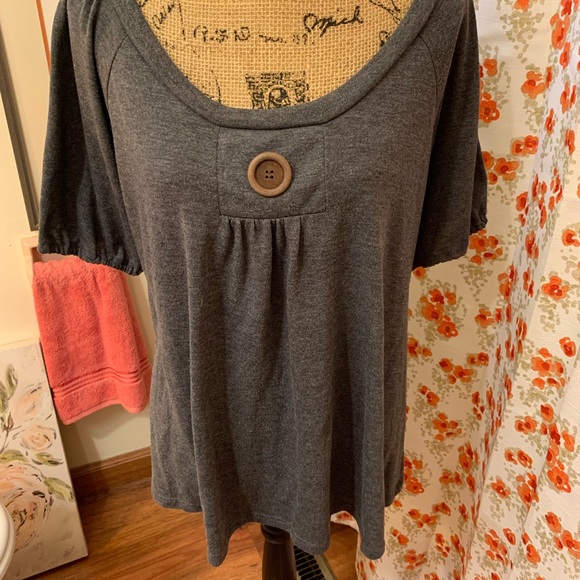 Cute gray knit top. Big button detail in the front - Picture 2 of 4